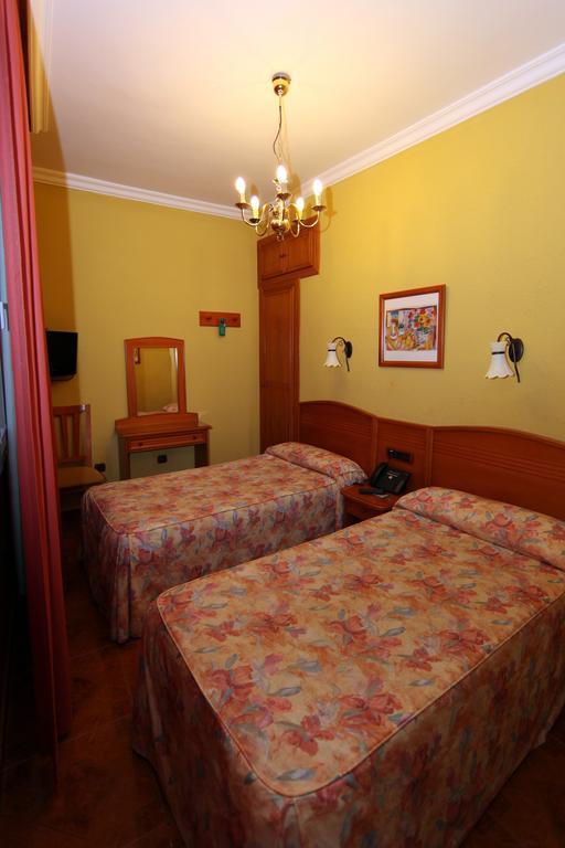 Hostal Victoria Hotel Malaga Room photo